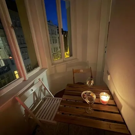 Quiet Old Town 2br Walk To Attractions Διαμέρισμα